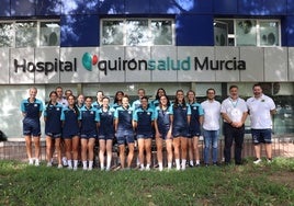 El Equipo de Hozono Jairis a la entrada del Hospital Quirónsalud Murcia