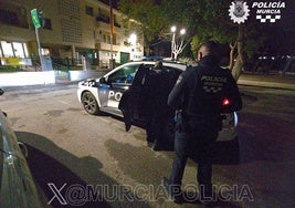 Un vehículo de la Policía Local y dos agentes, en el momento del arresto del hombre.