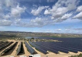 Paneles solares en una imagen de archivo.