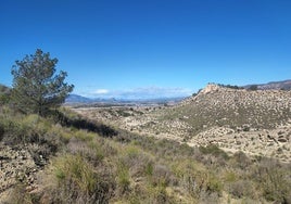 Vista panorámica del paisaje geológico, con el arrecife de El Apóstol a la derecha.