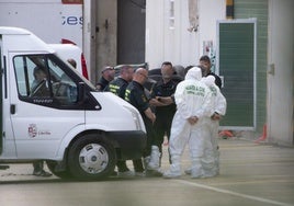 Especialistas de la Guardia Civil, durante el registro realizado en la nave industrial de Librilla.