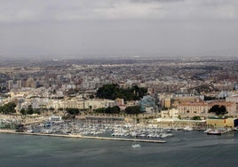 Vista aérea de Cartagena y su puerto desde el castillo de San Julián, con la terminal de Juan Sebastián Elcano, la Muralla del Mar y el castillo de la Concepción en primer plano.