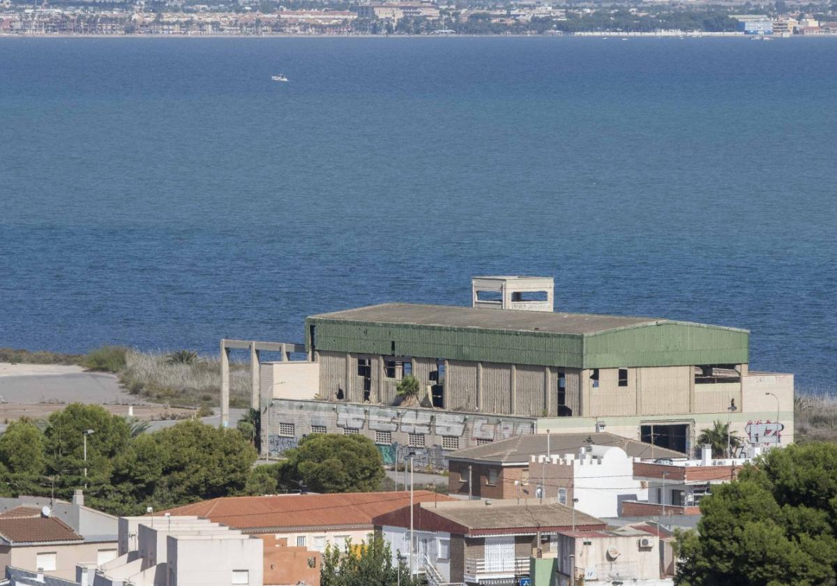 El nuevo deslinde del Carmolí amplía la zona estatal y dificulta el uso del hangar