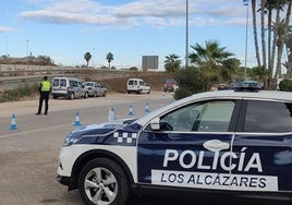 Un agente vigila el tráfico.