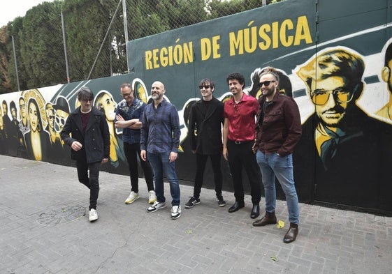 Músicos de la Región de Murcia de distintas bandas, este martes, durante la inauguración del mural en la calle San Martín de Porres de Murcia.
