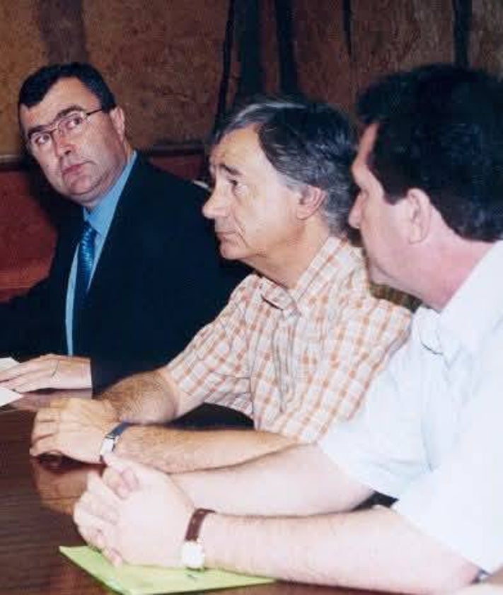 Imagen secundaria 2 - Reconocimiento a Arnaldos de la revista 'Cangilón'. En otras imágenes, con su esposa, Antoñita, en Italia, y con el alcalde Ballesta, entonces rector de la Universidad de Murcia.