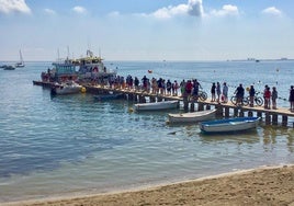 Colas para coger el ferri desde el muelle de Santiago de la Ribera hasta el puerto de Tomás Maestre, en La Manga.