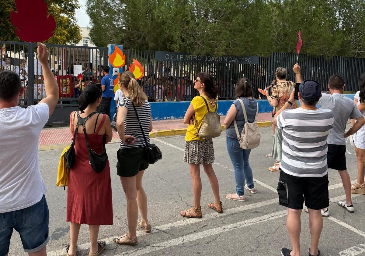 Asistentes a la concentración celebrada ayer frente al colegio por las altas temperaturas.