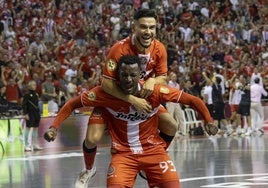 Mouhoudine y Cortés celebran el gol de la victoria.