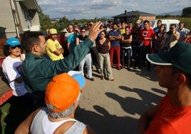 La Guardia Civil coordina la búsqueda de una persona desaparecido en Carracedelo en una imagen de archivo.