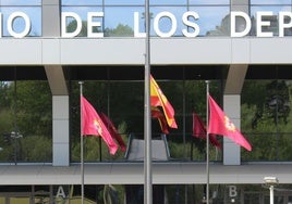 Las dos banderas de la ciudad de León a cada lado de la española y sin rastro de la autonómica en la fachada del Palacio de los Deportes.