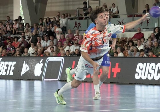 Un jugador del Abanca Ademar en un lanzamiento.