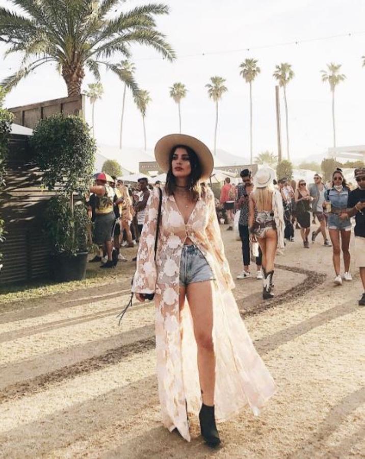 Maxiblusa con transparencias + shorts + botines
