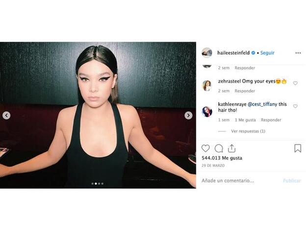 Hailee Steinfeld luce la versión más felina del eyeliner alado.