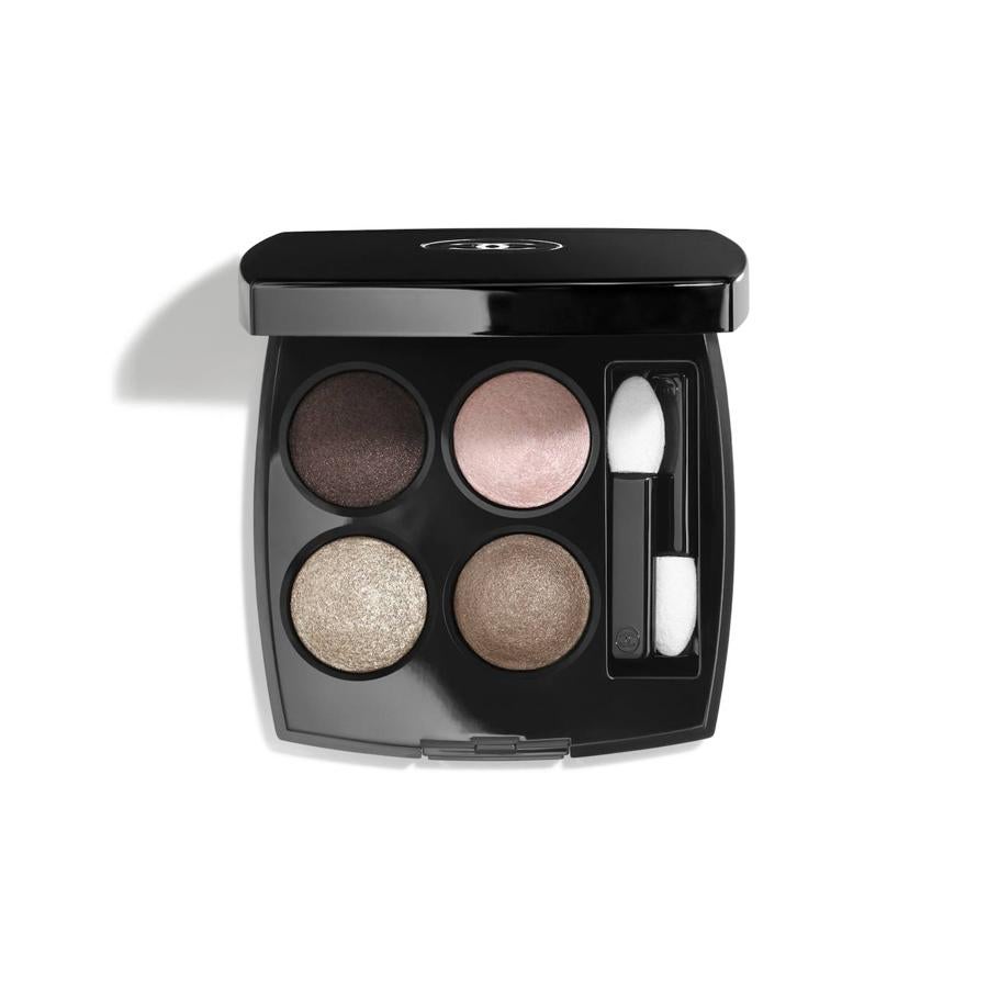 Paleta con cuatro sombras de ojos de acabado satinado en el tono Mystic Eyes, con los colores más versátiles, ponibles y favorecedores para cualquier tono de pie u ojos.