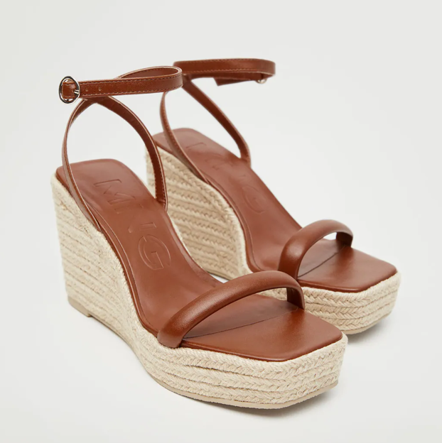 Imagen principal - Estas sandalias de cuña de Isabel Díaz Ayuso confirman que son los zapatos cómodos favoritos del verano y los que más estilizan