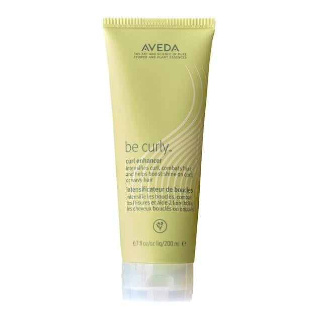 La amarás, porque esta crema de peinado intensifica los rizos, combate el frizz y aumenta el brillo del cabello rizado u ondulado. Con aloe vera para hidratar, raíces de malvaviscos para definir, Vitamina E para proteger el cabello de las agresiones externas y Pro-Vitamina B5 para reforzar la barrera capilar, notarás como tu cabello revive día a día.