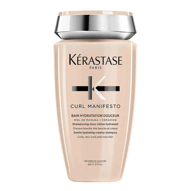 Un champú cremoso hidratante suave con miel de manuka y ceramidas que ofrece una limpieza suave e hidratante para melenas onduladas o rizadas. Su fórmula a base de activos envuelven la fibra capilar para fortalecer el cabello. El resultado es un cabello definido, con volumen y sin apelmazar. 