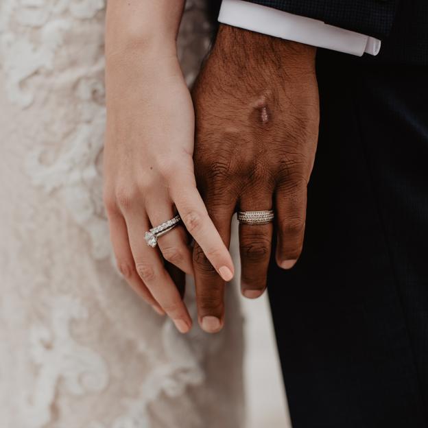 Matrimonio cogido de la mano