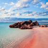 Esta playa de arena rosa es una de las mejores del mundo: está en Europa y parece hecha con Inteligencia Artificial