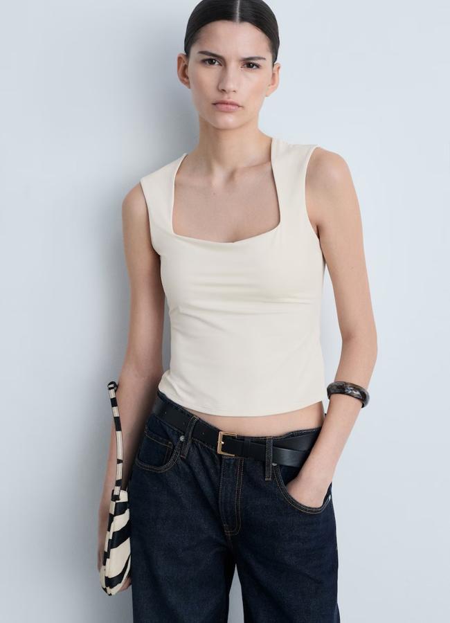Imagen - Camiseta blanca de tirantes con escote cuadrado de Mango, 12,99 euros.
