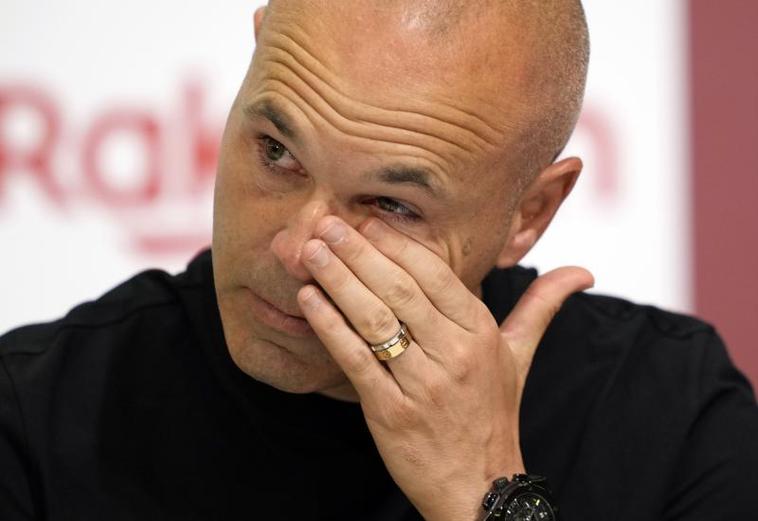 Andrés Iniesta, visiblemente emocionado en su despedida del Vissel Kobe