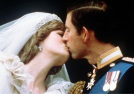 El primer beso, y de cuento, de Carlos y Diana