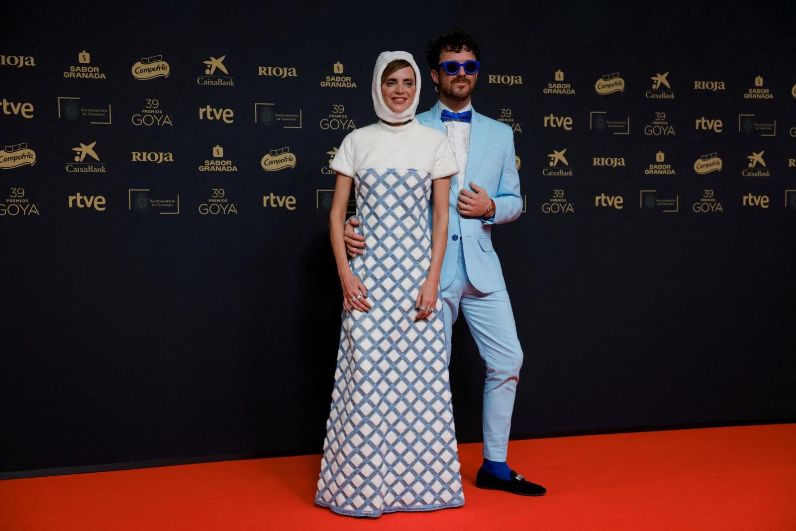 Aldo Comas y Macarena Gómez, fiel a Teresa Helbig, con balaclava. Una pareja muy compenetrada. 