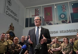 Keir Starmer, primer ministro británico, visita una base militar.