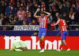 César Azpilicueta, con Raphinha doliéndose en el suelo.