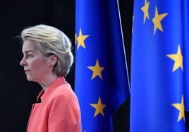 La presidenta de la Comisión Europea, Ursula von der Leyen, en la rueda de prensa ofrecida hoy jueves en Samarcanda.