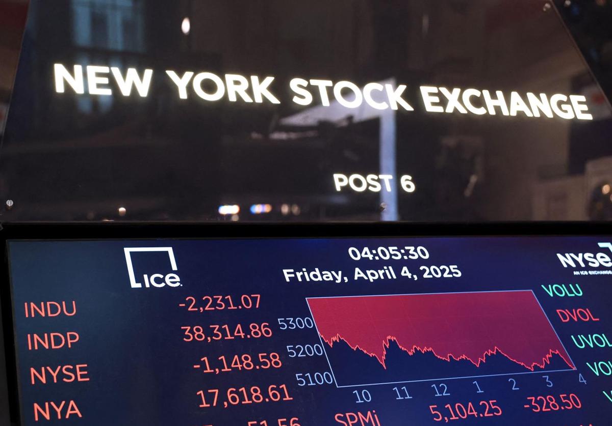 Paneles en rojo de la Bolsa de Nueva York en un viernes negro para las bolsas.