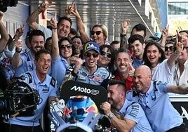 Alex Márquez celebra la victoria con su equipo.