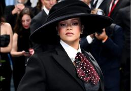 Rihanna reaparece embarazada en la Gala MET 2025: el look de sastrería más original y un impresionante sombrero de Marc Jacobs