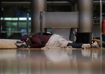 Aena restringirá los accesos nocturnos para evitar que los sintecho pernocten en Barajas