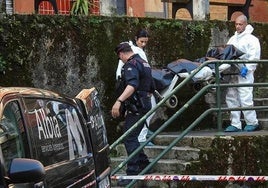 Los servicios funerarios trasladan los cuerpos de la menor y su padre.