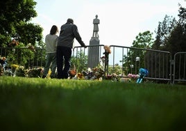 Dos personas visitan un monumento improvisado en Boulder, días después del ataque.