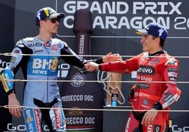 Marc Márquez (d), con su hermano Álex, en el podio del circuito de Motorland.