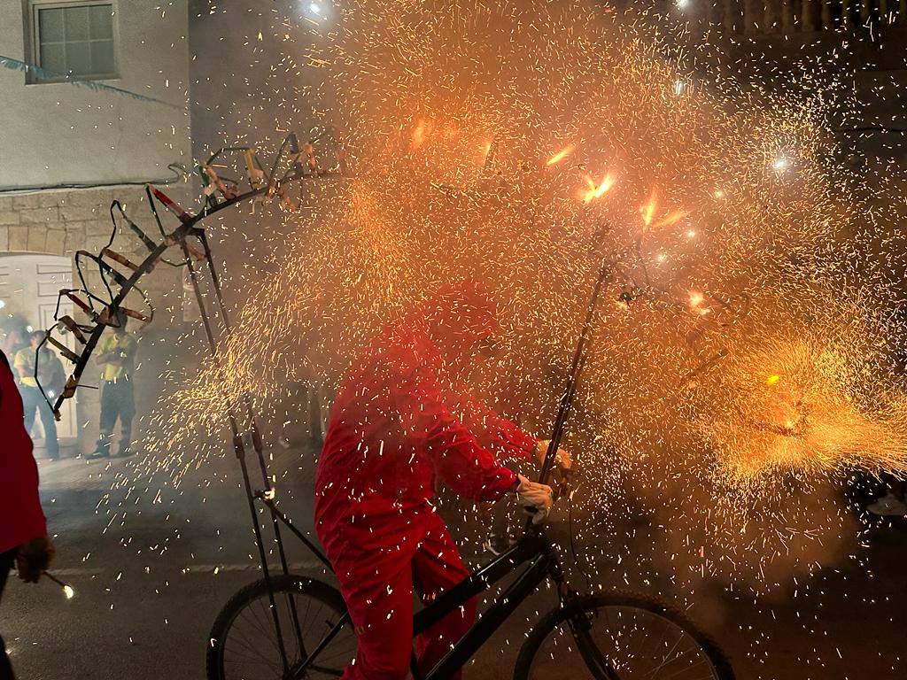 Un multitudinario 'correfocs' da la salida a las fiestas de la Virgen del Carmen en El Campello