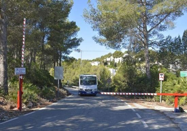 El transporte público no llega hasta el acceso a las calas de Jávea