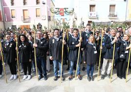 Primera fila de autoridades en la plaza Luis Foglietti, a las puertas de la iglesia.