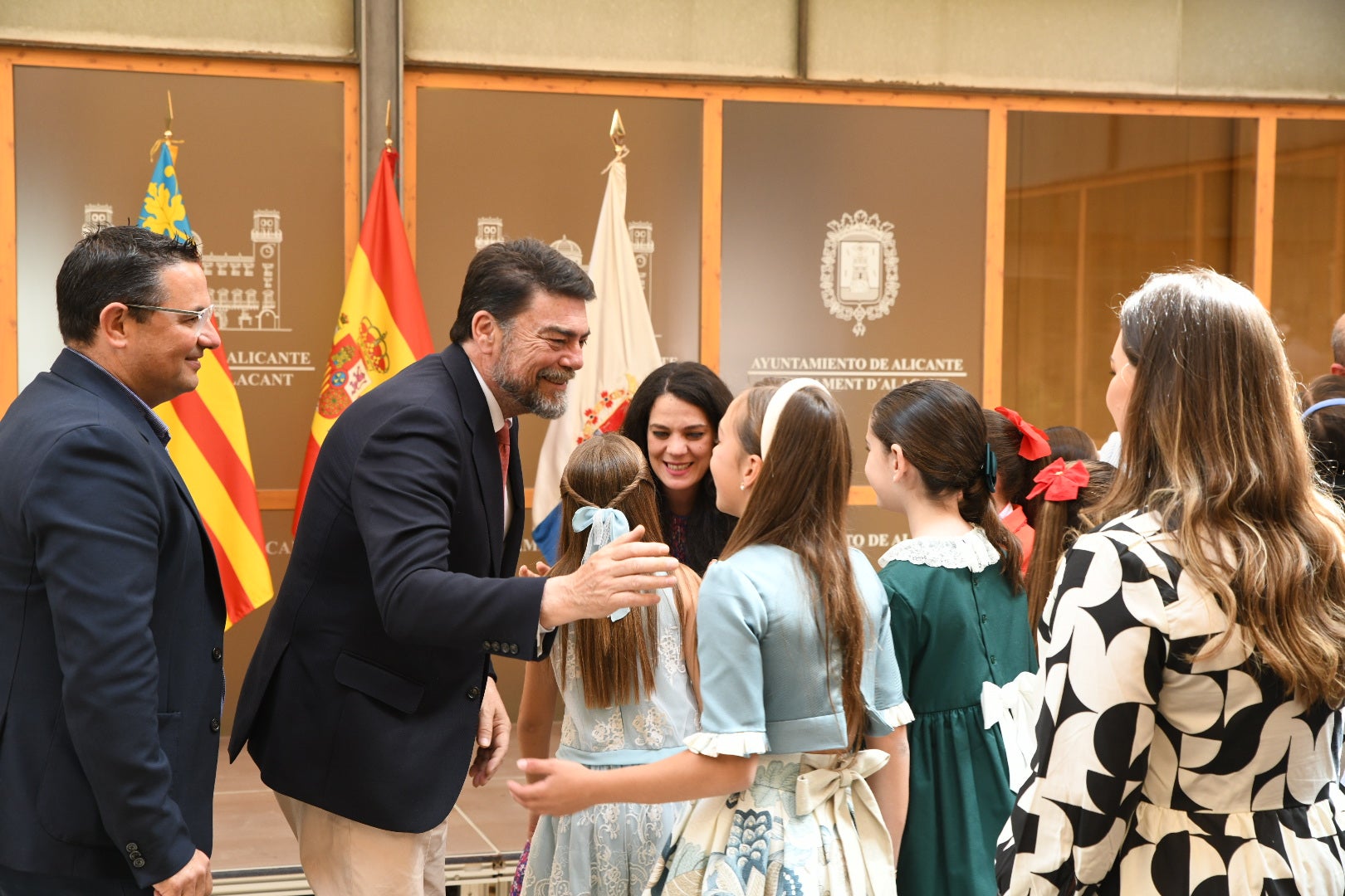 Alicante recibe a sus belleas del foc y dames d&#039;honor