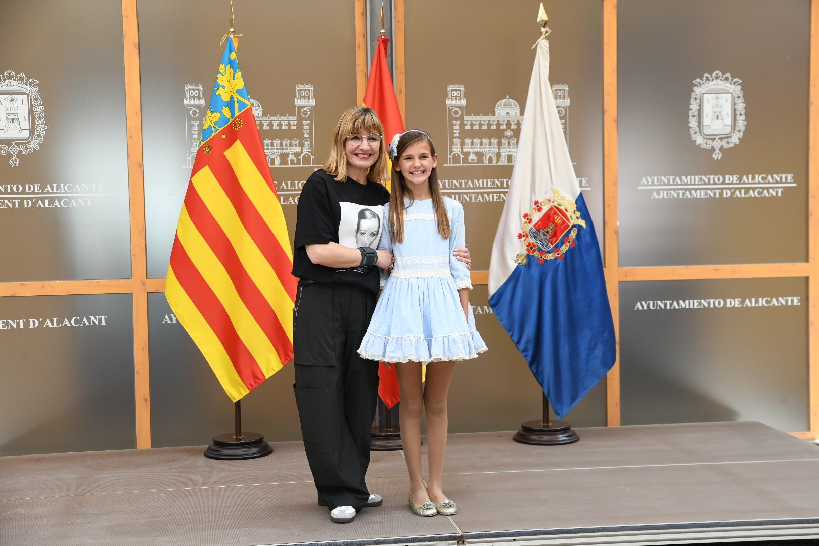 Alicante recibe a sus belleas del foc y dames d&#039;honor
