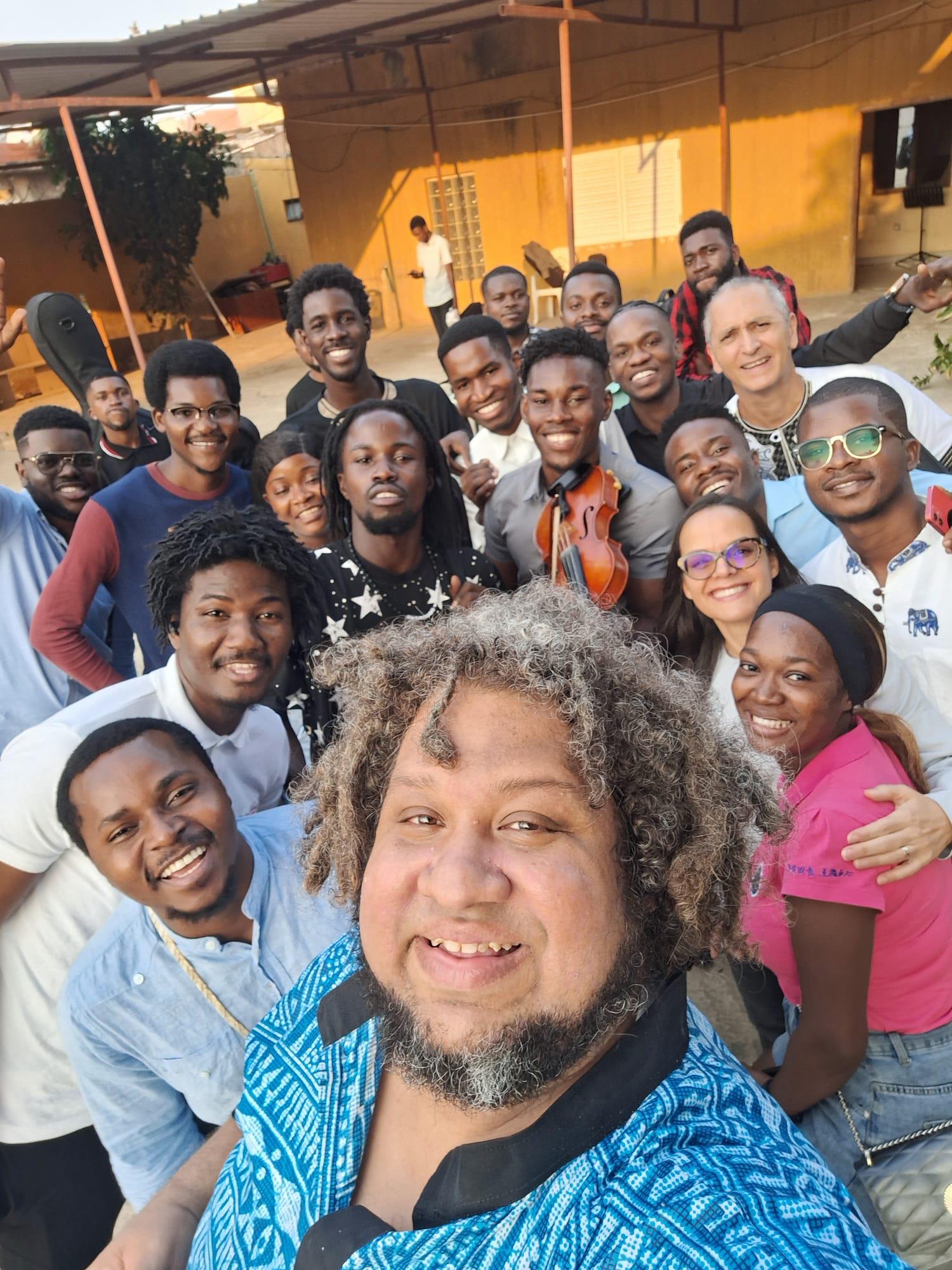 Estrada con los músicos de Angola.