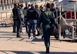 Policías y guardias civiles, en el lugar del hallazgo del cadáver.