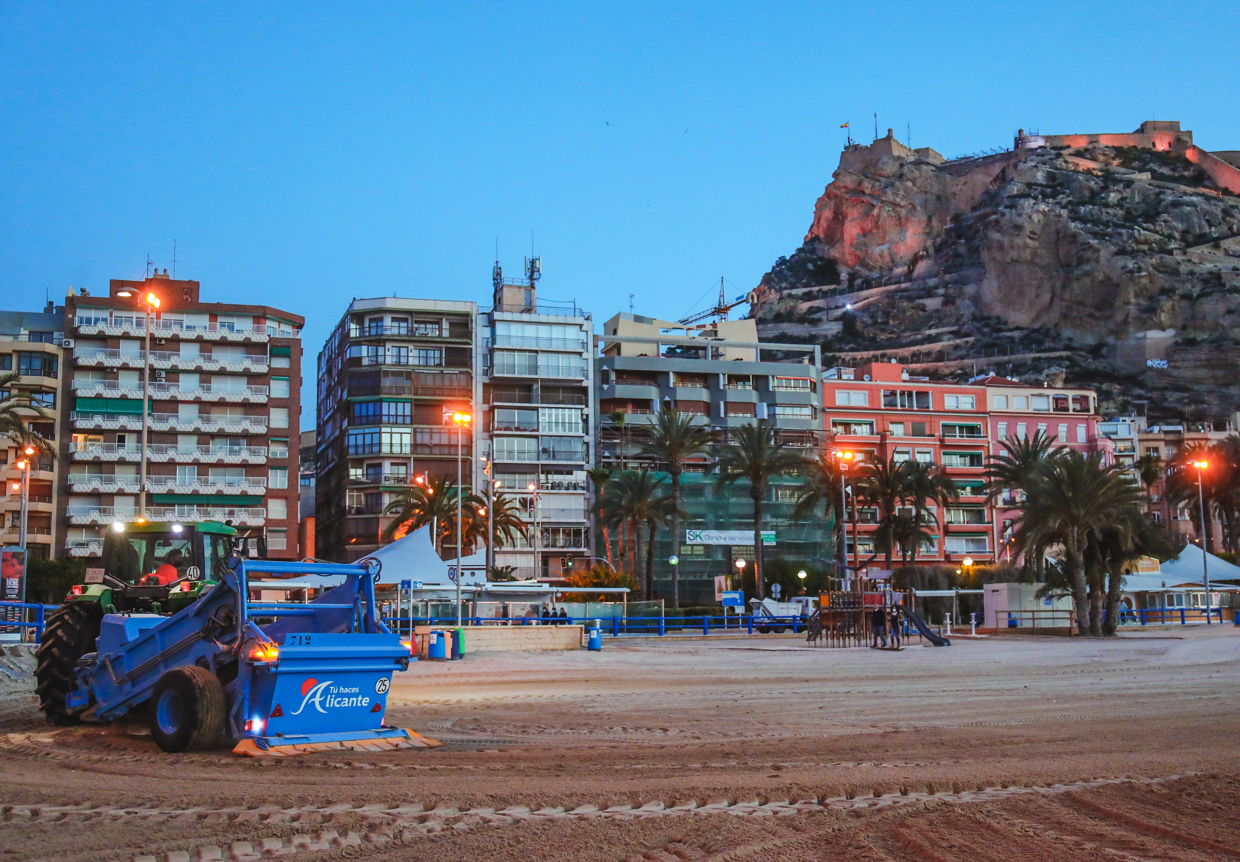 Maquinaria de limpieza en las playas alicantinas.