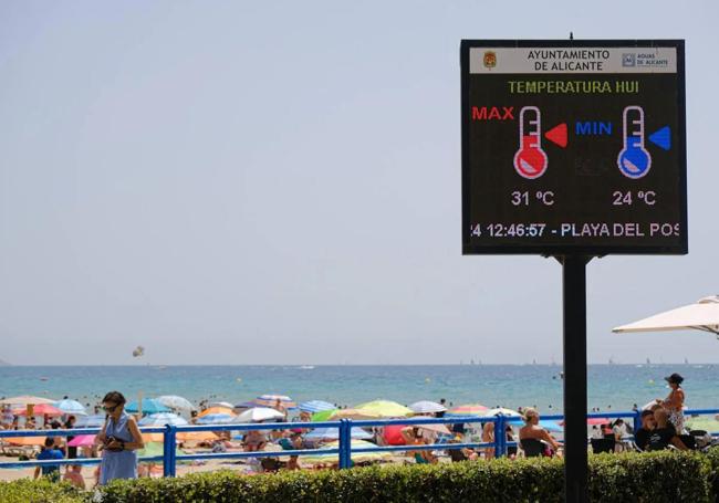 Avisos de calor en la playa del Postiguet.