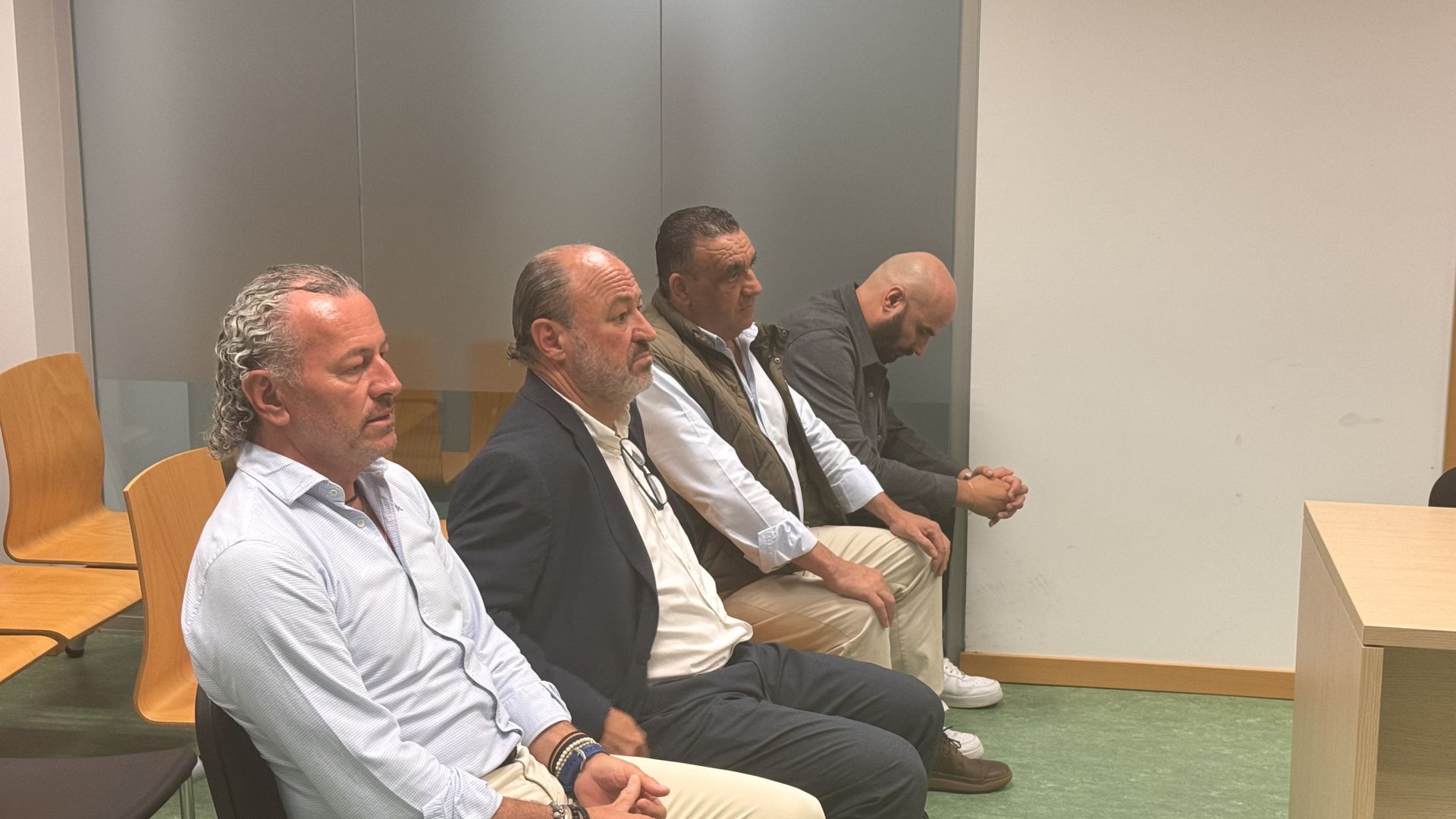 Los cuatro enjuiciados sentados en el banquillo de los acusados de la Sección Primera de la Audiencia Provincial de Alicante.