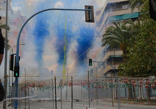 Mascletà de las Hogueras en Conde Lumiares, el 11 de mayo.