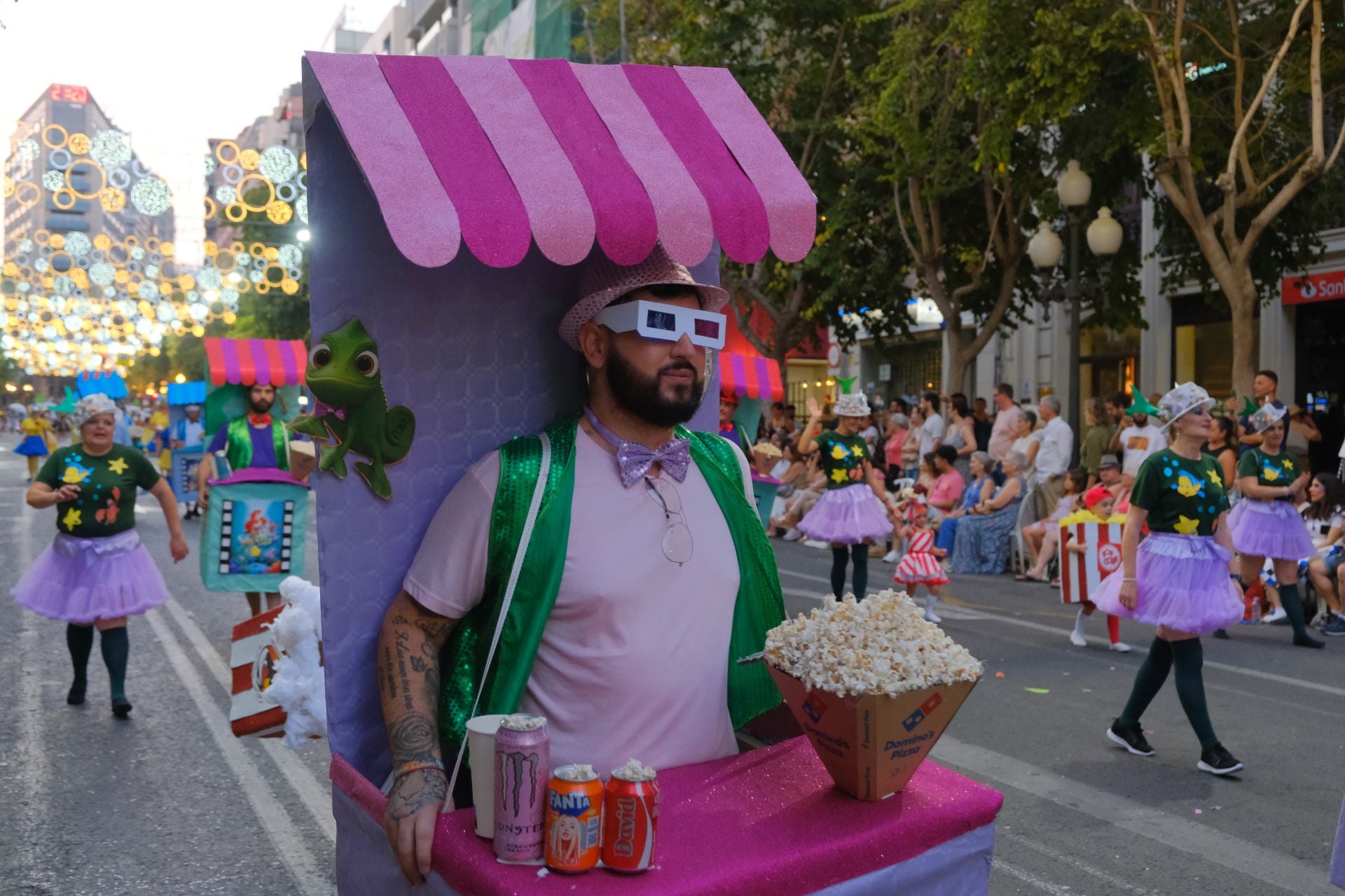 Color, imaginación y humor se dan cita en el desfile del Ninot